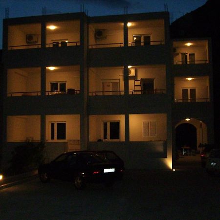 Apartments Ante Omis Exterior photo
