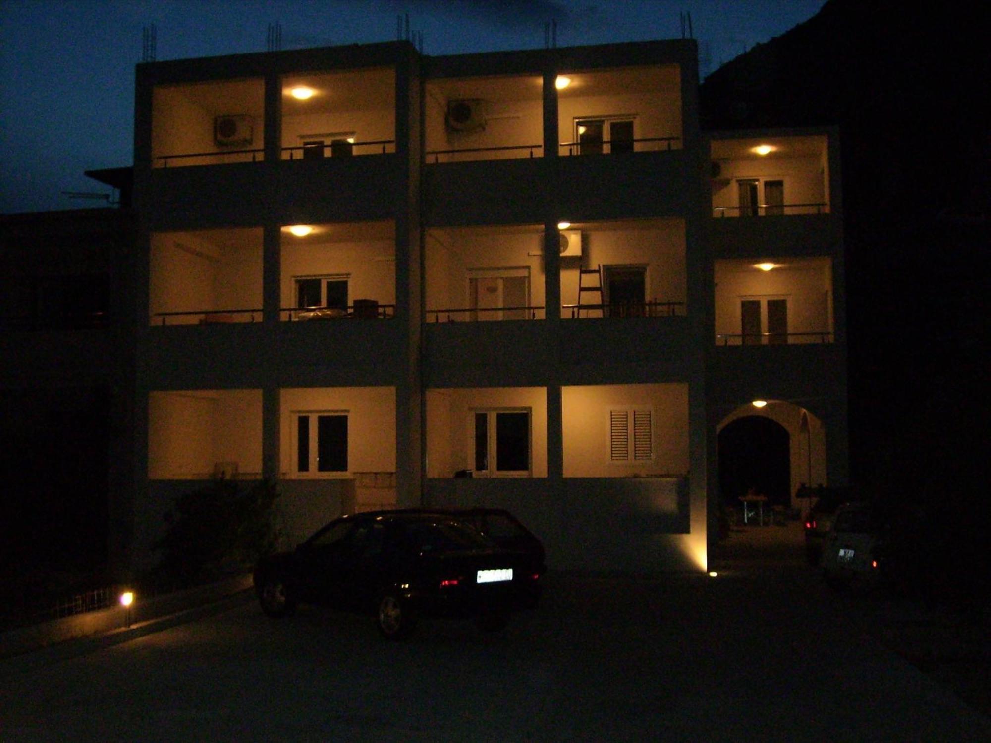 Apartments Ante Omis Exterior photo