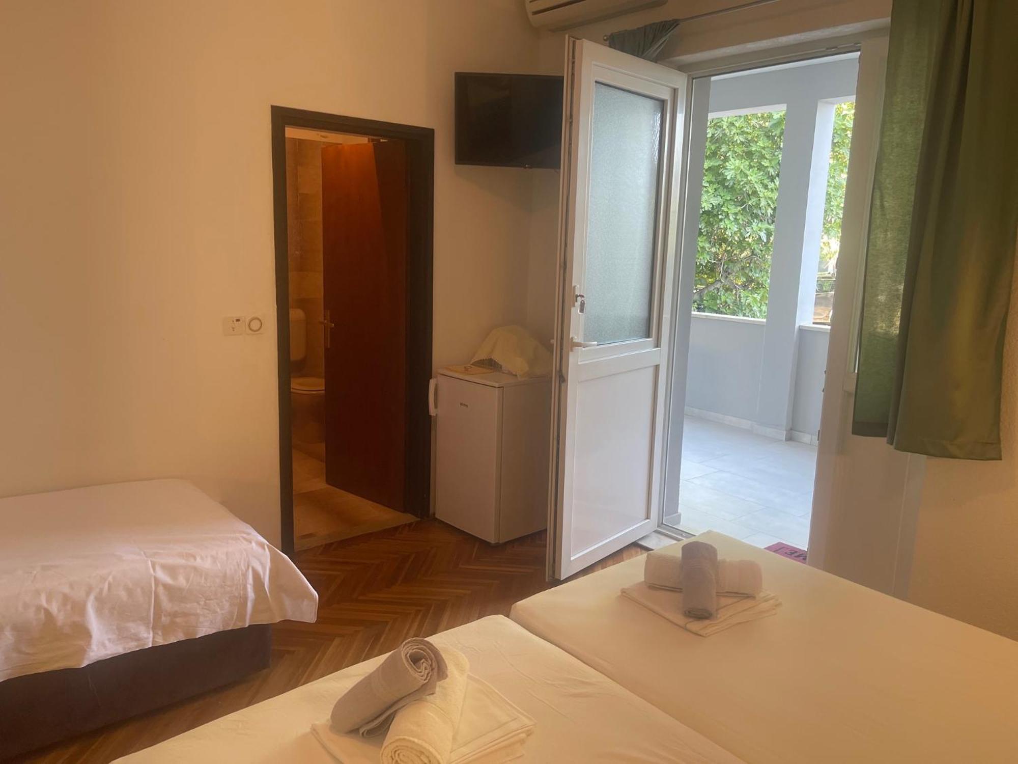 Apartments Ante Omis Exterior photo