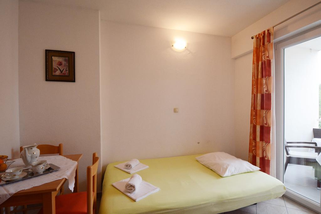 Apartments Ante Omis Exterior photo