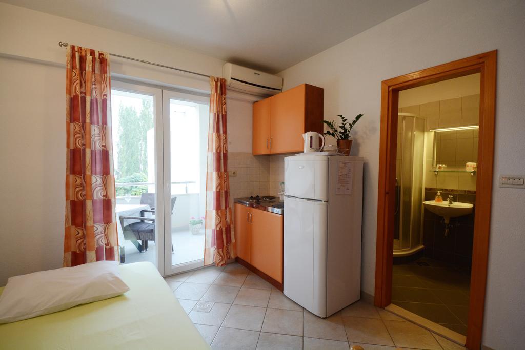 Apartments Ante Omis Exterior photo
