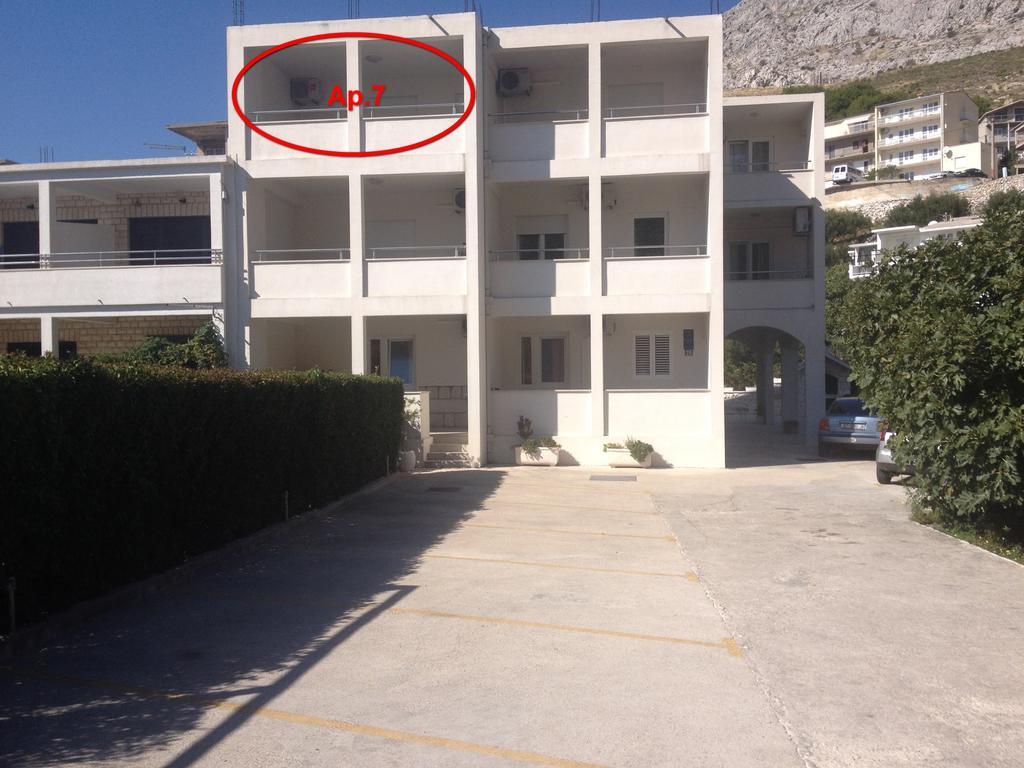 Apartments Ante Omis Exterior photo