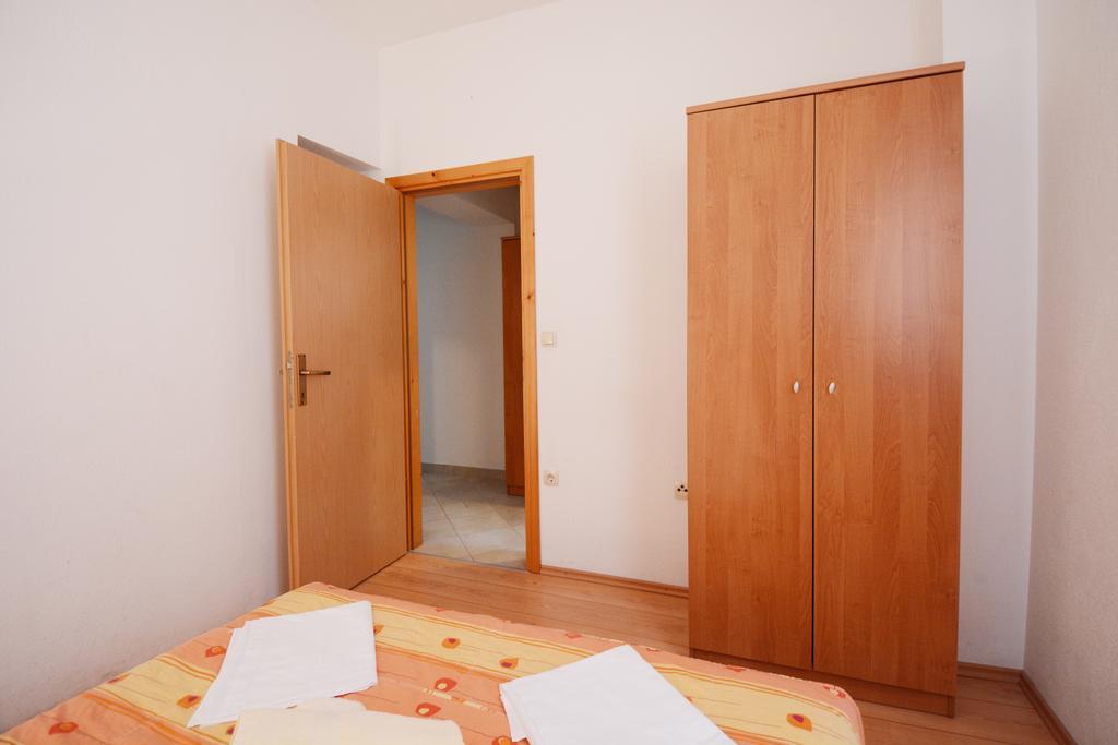 Apartments Ante Omis Exterior photo