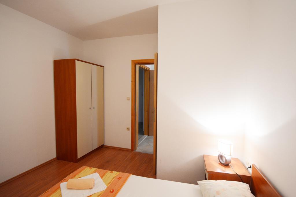 Apartments Ante Omis Exterior photo