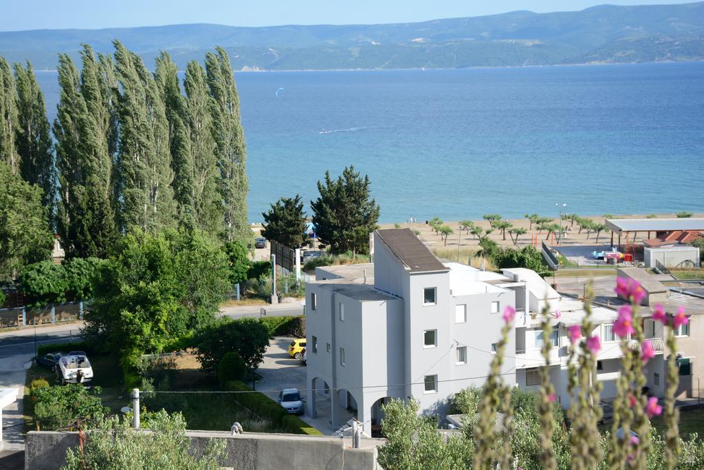 Apartments Ante Omis Exterior photo