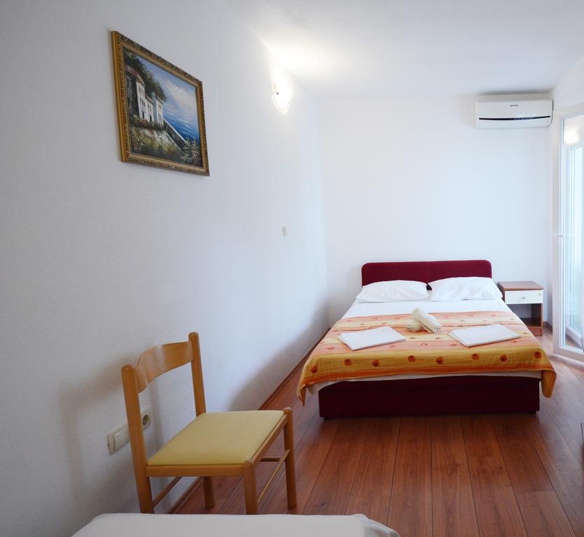 Apartments Ante Omis Exterior photo