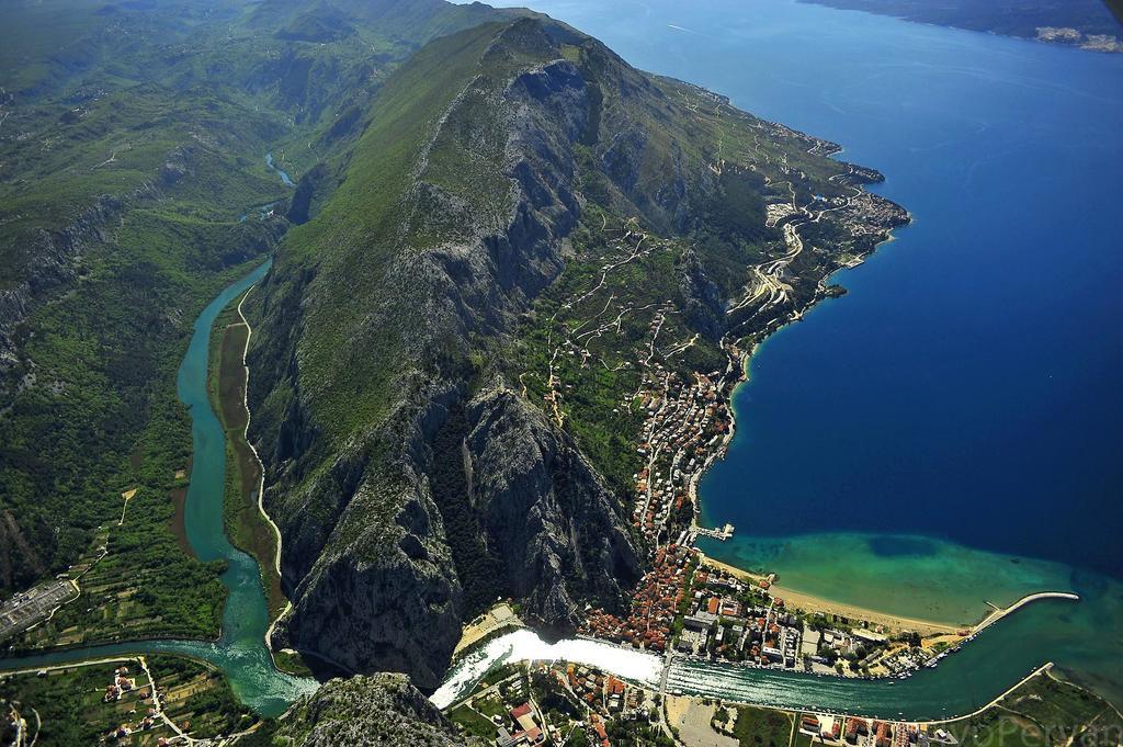 Apartments Ante Omis Exterior photo
